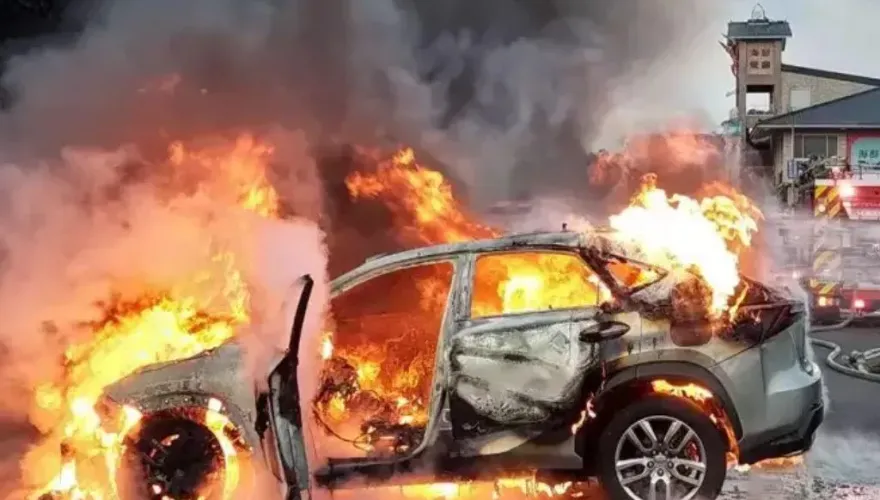 淡水漁人碼頭「火燒車爆炸」！41歲女駕駛疑酒後想不開釀禍　轎車燒到剩骨架