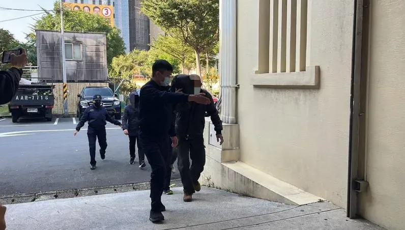 三重警自戕身亡今早相驗「子彈穿左胸」　父母見兒遺體心碎淚崩