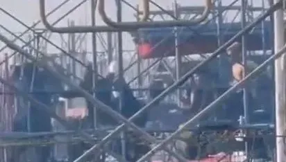 網傳台中移工高空大亂鬥！「鋼條、安全帽狂砸」　警查案發時間傻眼