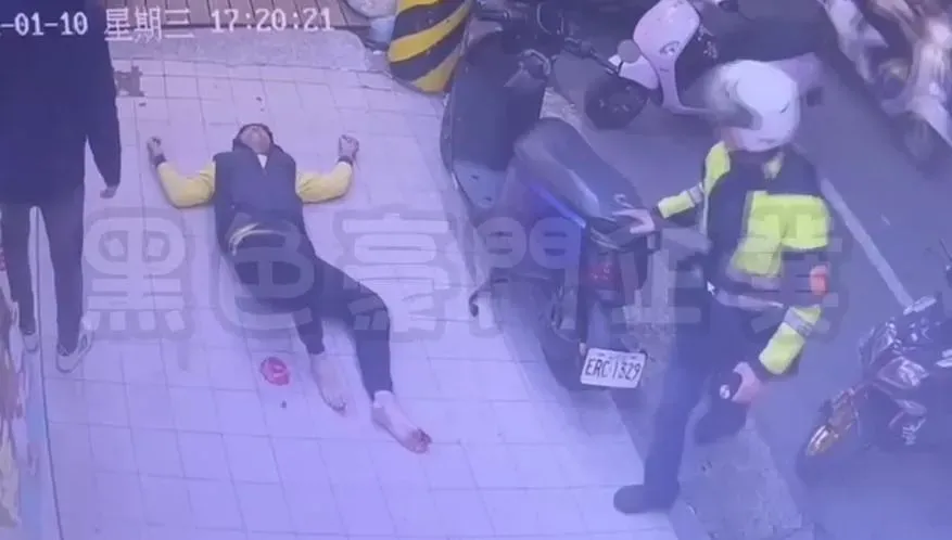 影/高屏4條通緝犯躲新竹　超商遇警赤腳逃50米踩「鐵片」噴血