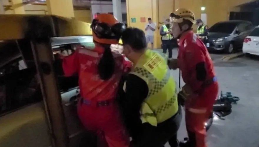 影/夾頭驚悚畫面曝光！台中女「探頭踩油門」慘遭機械車位夾死