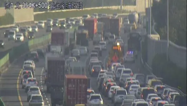 快訊/國1南下鼎金段「砂石車、轎車追撞」　回堵5公里、1人送醫