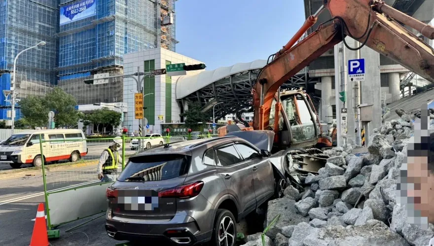 快訊/三重休旅車衝入路邊工地圍籬　自撞路邊挖土機車頭全毀