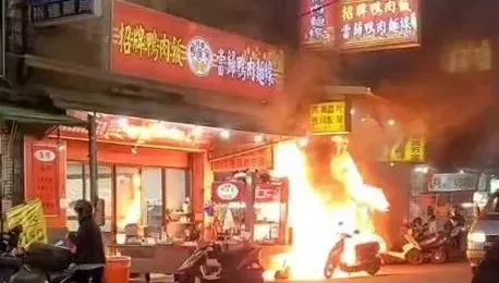 快訊/新北土城驚傳鴨肉店大火！顧客騎車撞倒瓦斯桶2員工燙傷