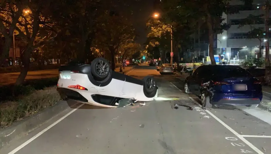 台中女深夜自撞翻覆送醫又是酒駕　特斯拉停路邊衰被撞出停車格