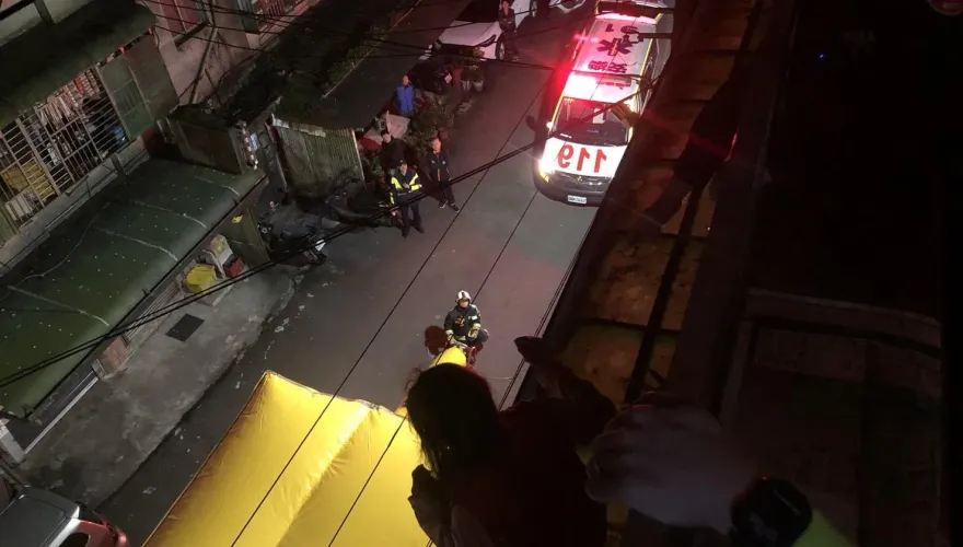 基隆女心情不佳跨坐4樓陽台　警消急鋪氣墊破門搶救