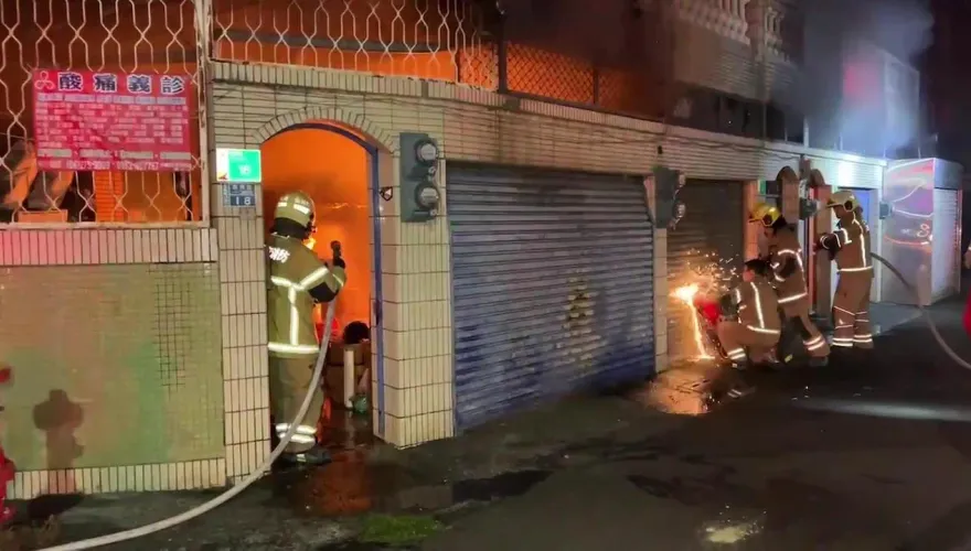 影/台南透天厝深夜惡火！屋主受困「有汽油味」　警疑縱火「失蹤妻」找到了
