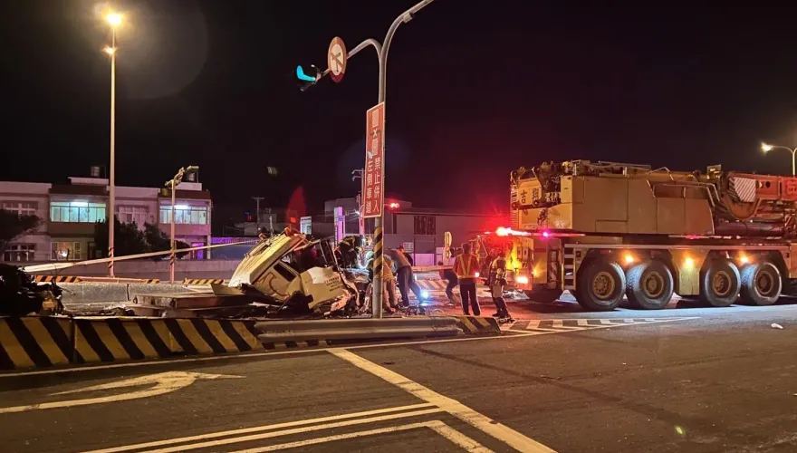 影/死亡車禍！台61線西濱拖板車撞砂石車　「車頭秒變廢鐵」駕駛搶救不治