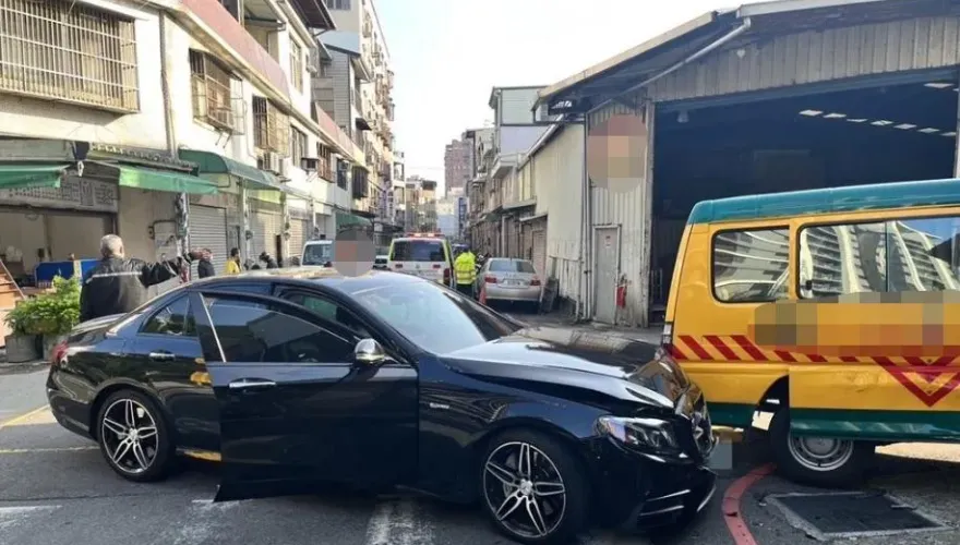 中壢娃娃車閃賓士撞屋柱！老師與2女童送醫　警：兩車都沒禮讓