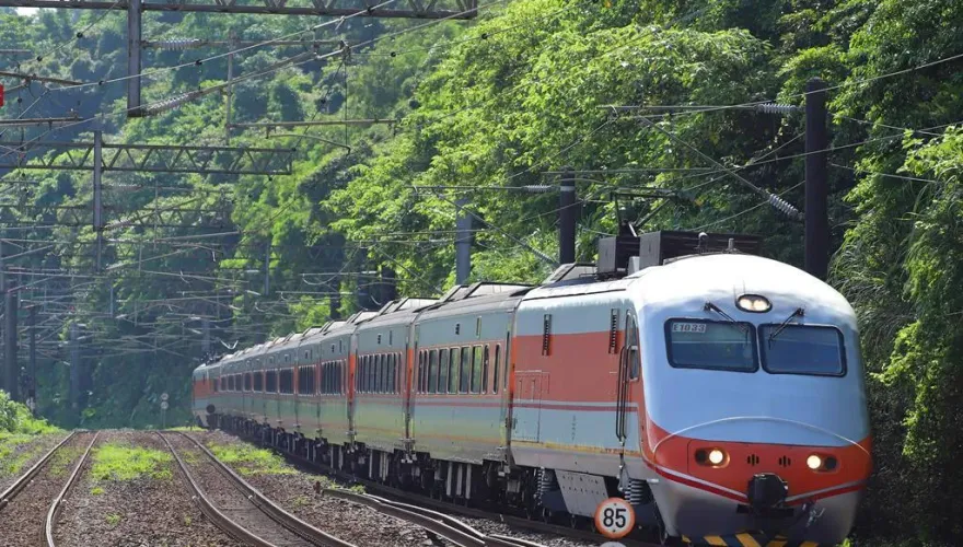 返鄉投票人潮湧現！台鐵增開班車因應　東部幹線已售票7成、西部有望2度加開