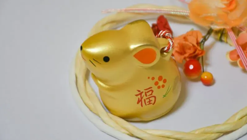 女兒滿月收到「4年前送出的」小老鼠金飾！　她哭笑不得：我賺到？