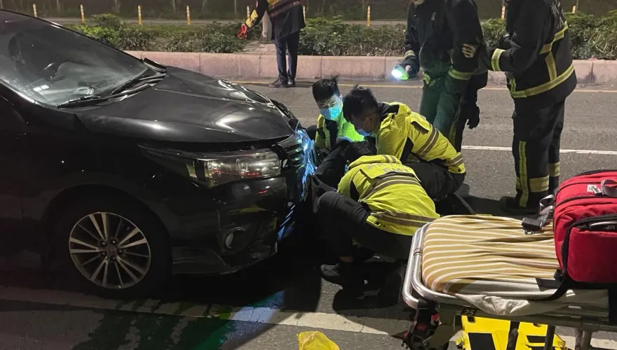 扯！新北女開車「調整隱形眼鏡」　騎士慘遭追撞受困車底…機車燒成廢鐵
