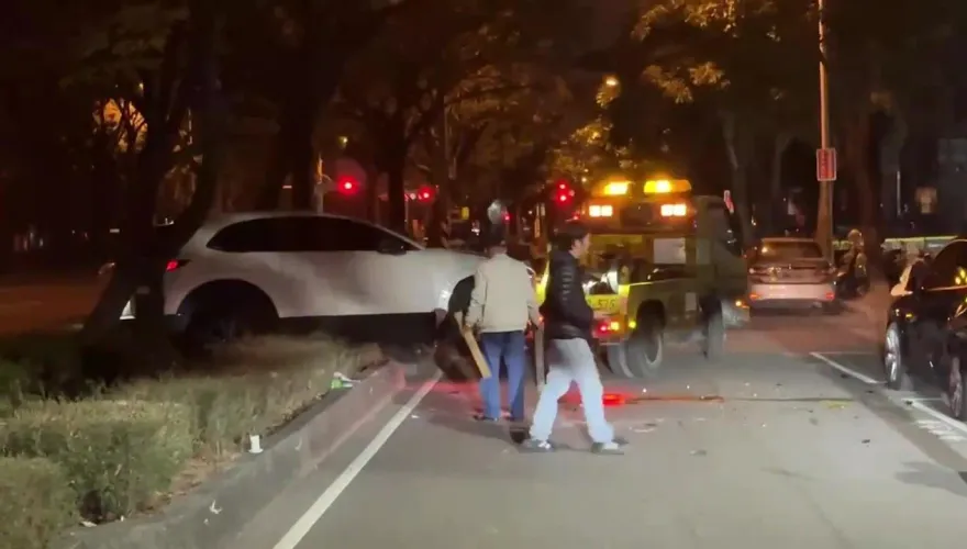 影/翻滾吧馬自達！台中女酒駕自撞特斯拉翻車影像曝　門牙斷裂滿口血送醫
