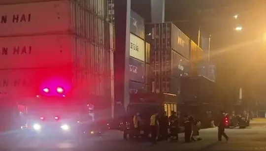 快訊/高雄港碼頭疑似「化骨水」氫氟酸外洩！警消封鎖檢測
