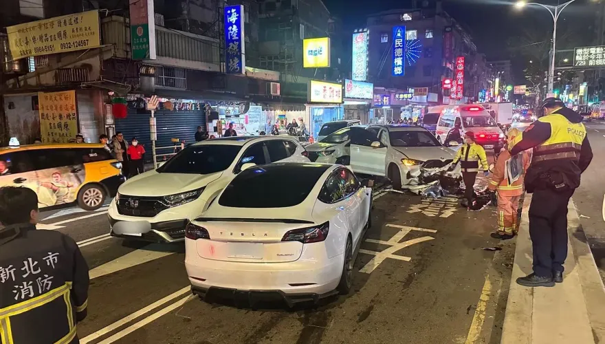 快訊/新北中和「特斯拉」閃機車失控！逆向衝撞4車…失控影像曝光
