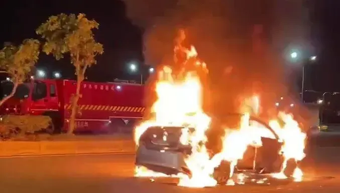 影/台中港火燒車！轎車遭追撞後起火　男駕駛逃出「頭髮燒焦坐在人行道」