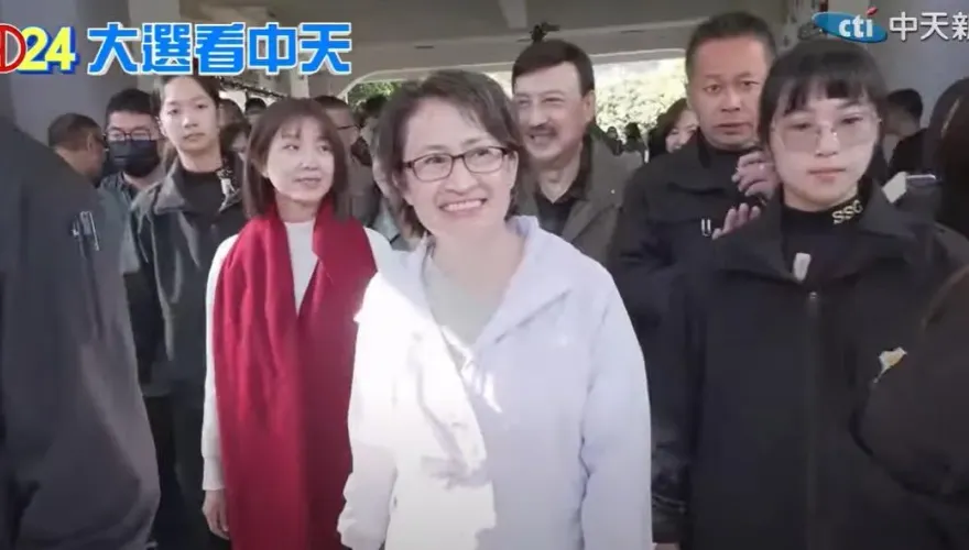 影/蕭美琴偕余天現身投票！一度忘帶身分證曝「心情緊張但有信心」