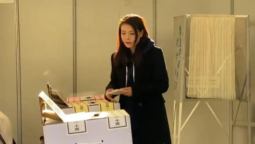 影/高虹安現身投票！身穿黑色大衣從容出入　貼心提醒：小心口罩踩雷