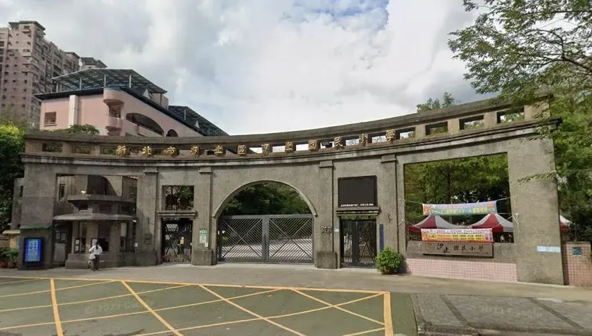 快訊/汐止婦投票竟「撕票」！理由：「沒有滿意的候選人」　永和男邊投票邊接手機