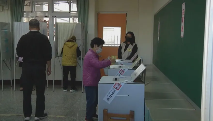 投票所搞烏龍！北屯選務人員給錯選票「妹子氣炸」　中選會證實了