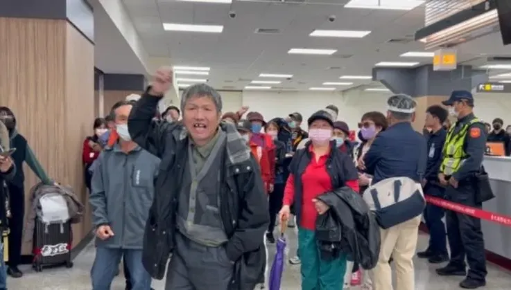 快訊/「我們要投票」！松機飛金門軍機突「不飛了」！民眾抗議剝奪投票權