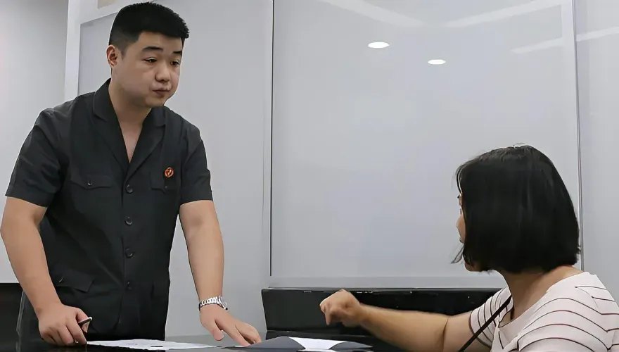 影/陸男花近千萬買下「法拍樓中樓豪宅」　一開門驚見屋內家具「全被砸爛」