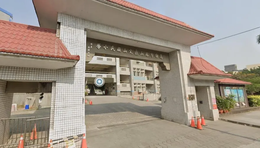 鳳山文山國小投開票所傳狀況！女志工身分遭質疑　拒交查驗證件最後自行離去