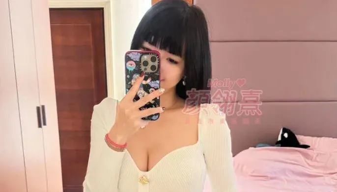 曬低胸洋裝美照辣暈網！　嘉義最美議員顏翎熹投票自曝「被冷到」