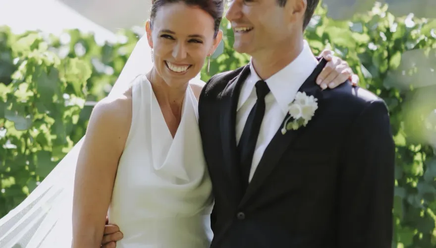 因疫情推遲！紐前總理阿爾登與名主持人低調完婚　甜蜜婚紗照曝光