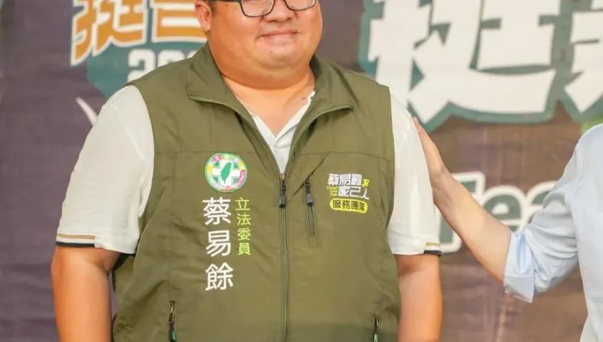 快訊/嘉義縣第1選區拿下三連霸！蔡易餘自行宣布當選