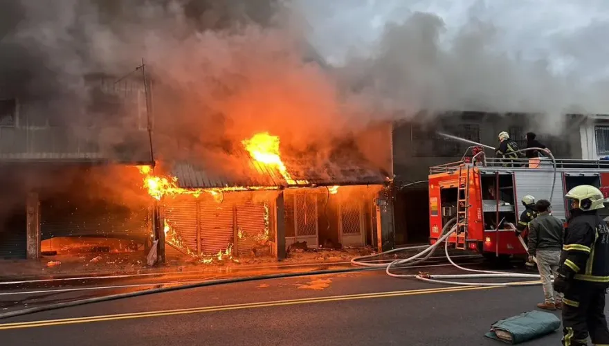 快訊/剛開票就著火了！台東池上鐵皮屋倉庫火警　火勢延燒5民宅