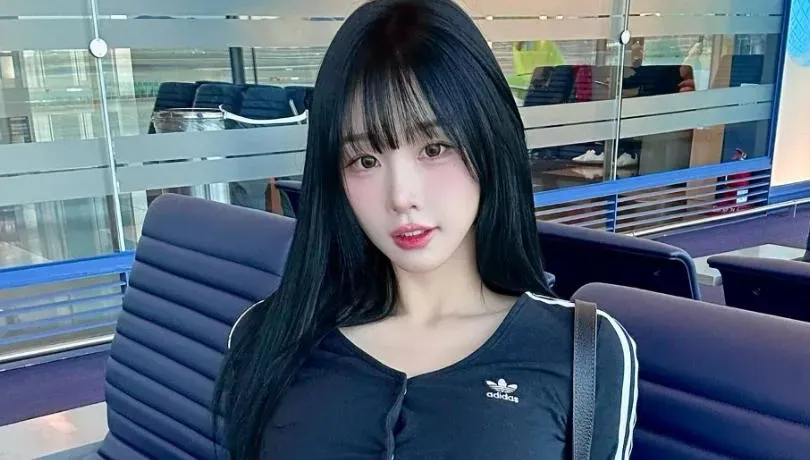 香氣四溢！南韓直播正妹穿膝上超短裙　信義區深V綁帶秀傲人曲線