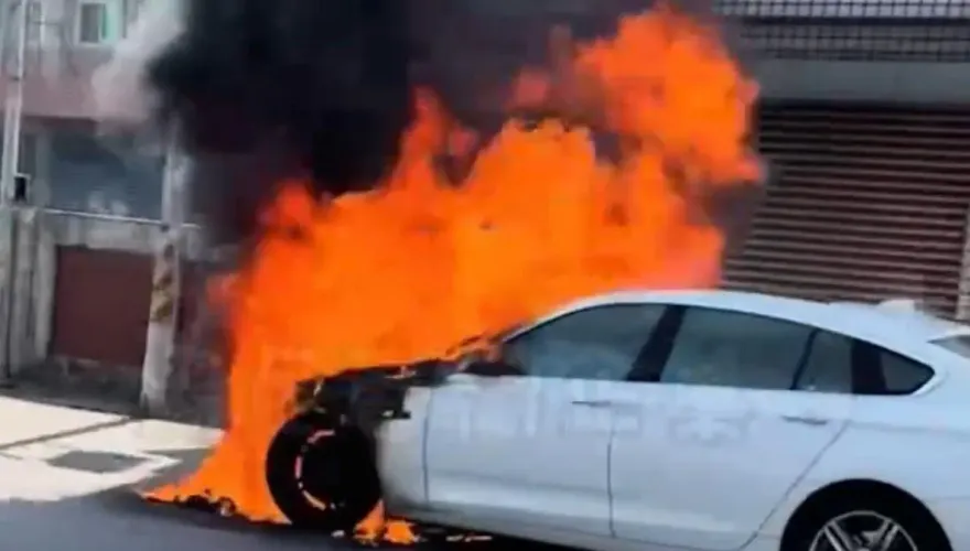 影/屏東雙園大橋BMW變火球！冷氣口、引擎蓋竄煙　車主嚇壞急逃