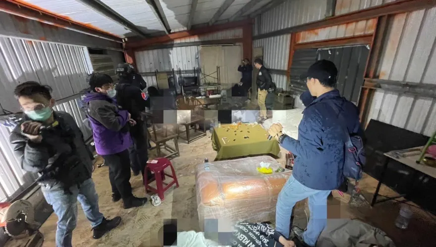 影/北投土方公司兼營詐、賭、毒　警搗匪窟逮22人、抄現金160萬
