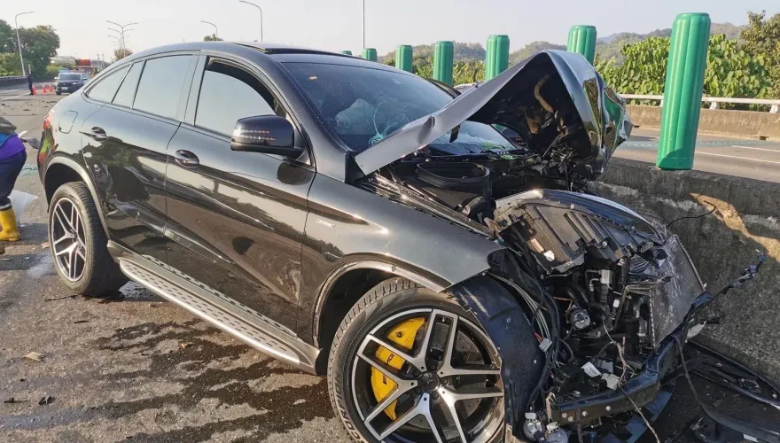 剛經過「台南測速王」就發生車禍！台84線賓士、貨車擦撞　4傷