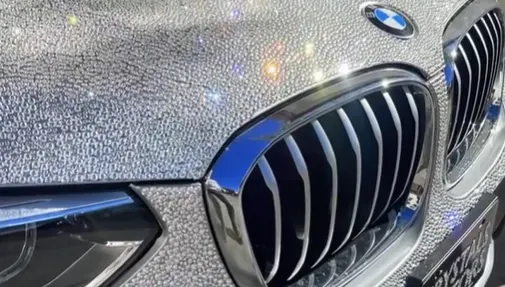 影/耗時3週！她將千顆水晶「手工貼滿」整台BMW　網質疑：上路太危險