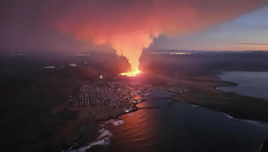 冰島火山爆發…岩漿流入小鎮！　民眾秒撤離他卻喊：那裡還有一些羊
