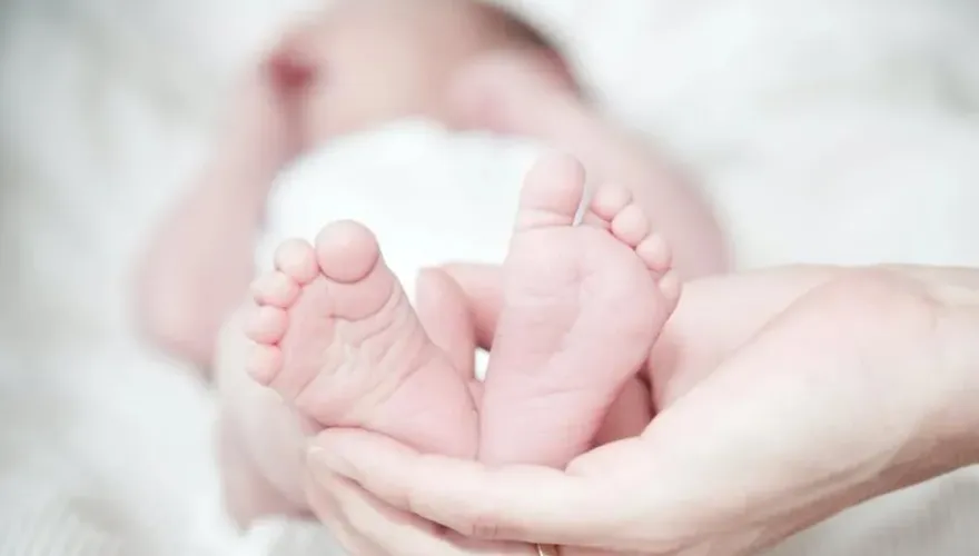 恐怖保母14度狠摔8月嬰致「永久性腦損傷」！法院重判9年6月…母：死刑也還不回孩子健康
