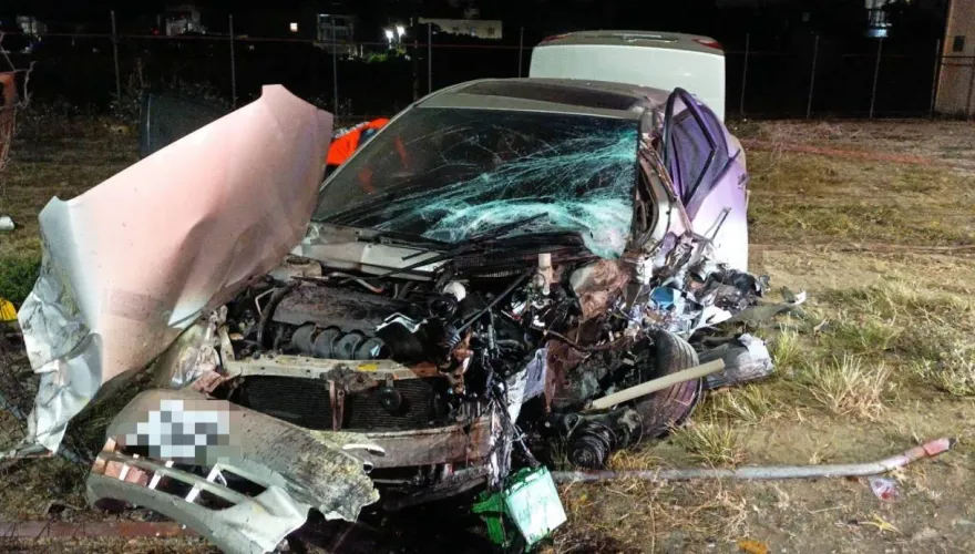 快訊/高雄50歲男「自撞電線桿」身亡！車頭全毀車門斷裂噴飛
