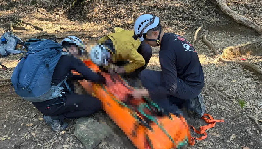 60歲男獨攀加里山身亡！冰冷遺體「26人4hrs」合力抬下山　家屬心碎放棄急救