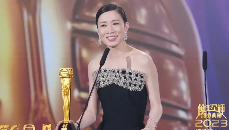 破紀錄！佘詩曼《新聞女王》奪3料視后　激動落淚：謝謝Man姐這角色