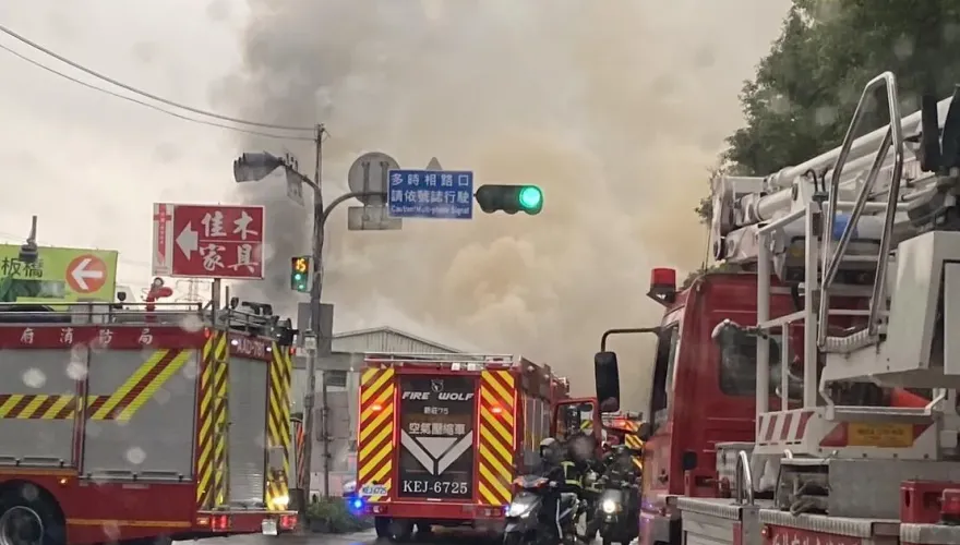 快訊/新北板橋工廠火警！巨量濃煙遮蔽天空　燃燒100平方公尺幸無人傷