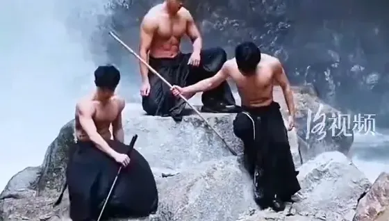 影/陸文旅局放大招！頂流明星代言不稀奇　風景區推古裝「腹肌猛男」吸客