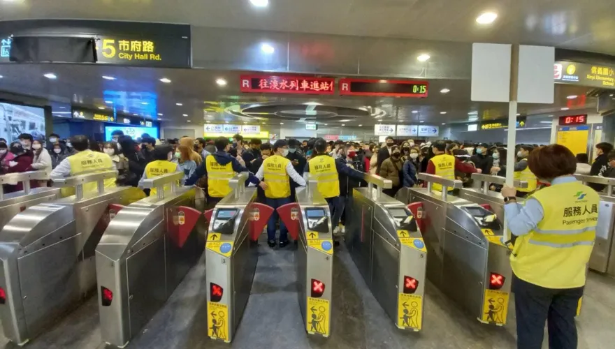 搭捷運遭大媽「扯髮壓地上」！捷運警察親上火線回應了