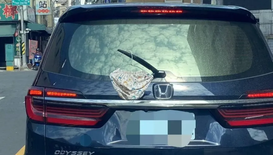 好褲的車！高雄街邊直擊「一塊布掛雨刷」飛揚　網笑：到家剛好乾