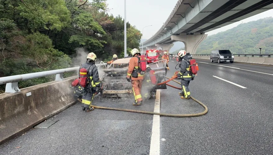 快訊/國1五楊高架火燒車！　駕駛：爬坡爬到冒煙…緊急停車逃命
