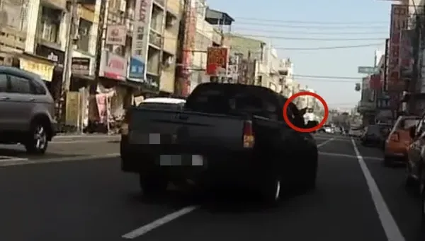 警方要查了！台南街頭驚見小貨車乘客疑囂張亮槍　網狂酸：巡邏保護人民