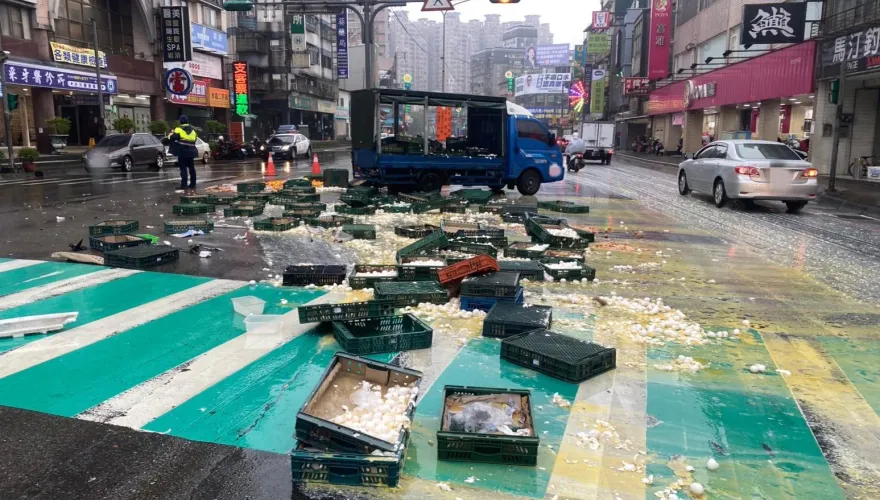 影/汐止蛋車遇女三寶猛撞！整車「雞蛋落地」成蛋花湯