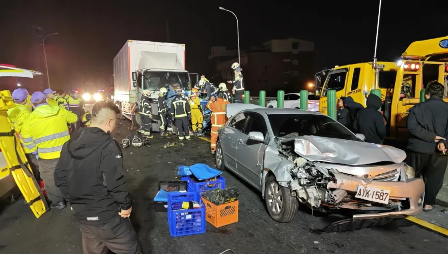 影/台66線大貨車追撞6車成「廢鐵」5人送醫　1男下車查看遭輾卡車底不治