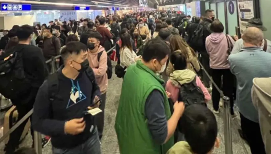 太誇張！桃機安檢隊伍從樓上排到樓下　旅客怨現場混亂「險趕不上飛機」
